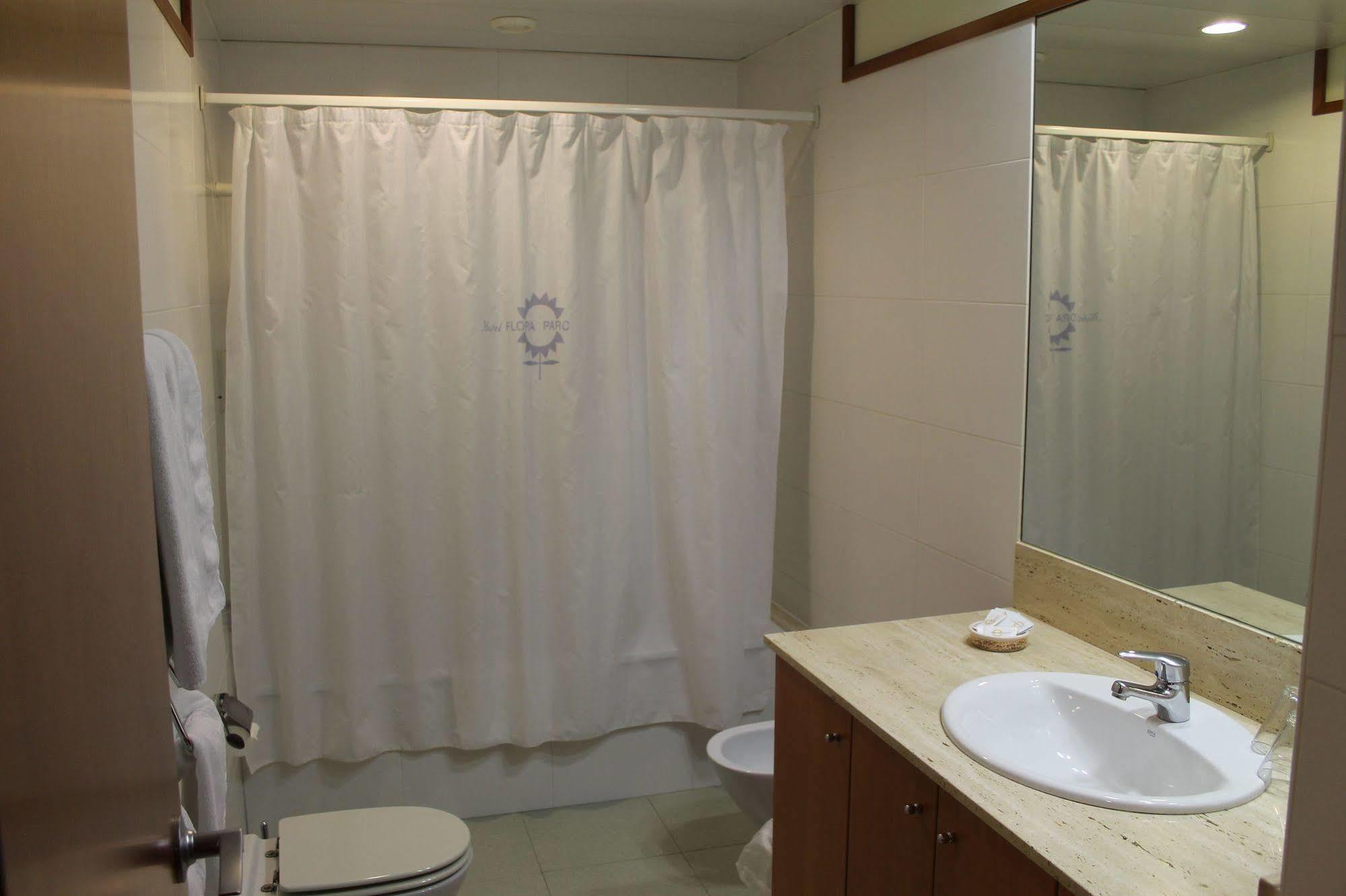 Hotel Flora Parc Castelldefels Zewnętrze zdjęcie